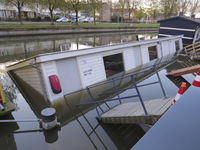 906687 Afbeelding van een gedeeltelijk in de Vecht gezonken lege prostitutieboot, bij het Zandpad te Utrecht.